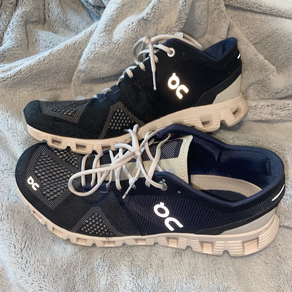 Dark navy and cream colored On Cloud Running Shoes